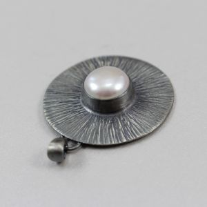 perła w fakturowanym srebrze, perła, naturalna perła, wisior, wisior z perłą, srebrny wisior z perłą, srebro fakturowane, srebro oksydowane,  srebrna biżuteria chileart